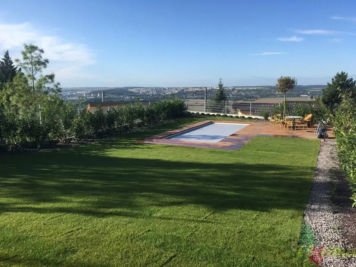 Luxusná záhrada s bazénom a panoramatickým výhľadom na mesto | Florima záhradné realizácie