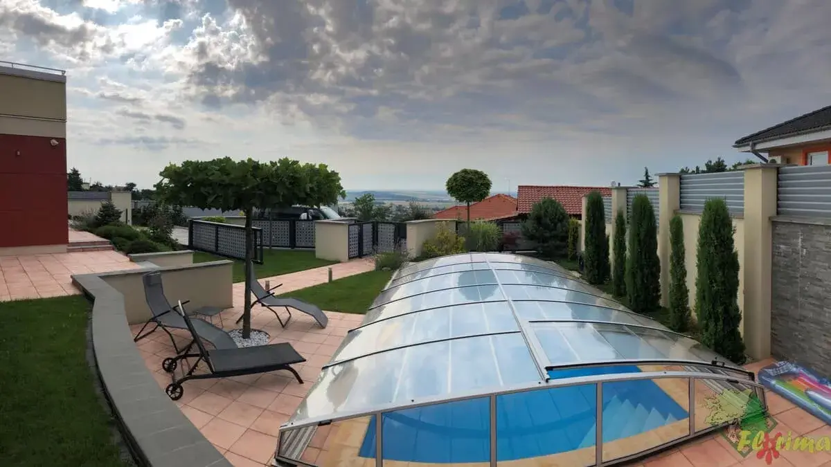 Prekrytý bazén s relaxačnou zónou a výhľadom na mesto | Luxusné bazénové zastrešenie