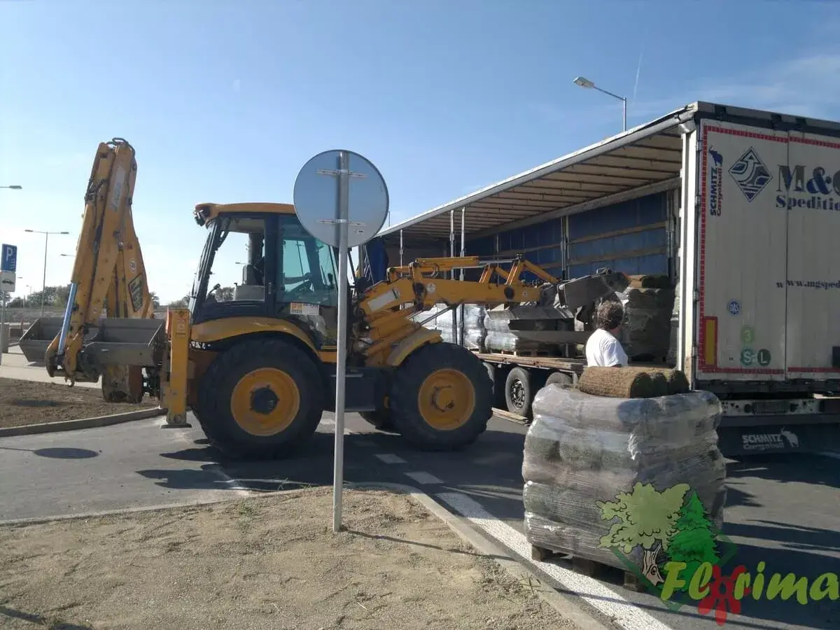 Nakladač JCB pri vykládke záhradníckeho materiálu