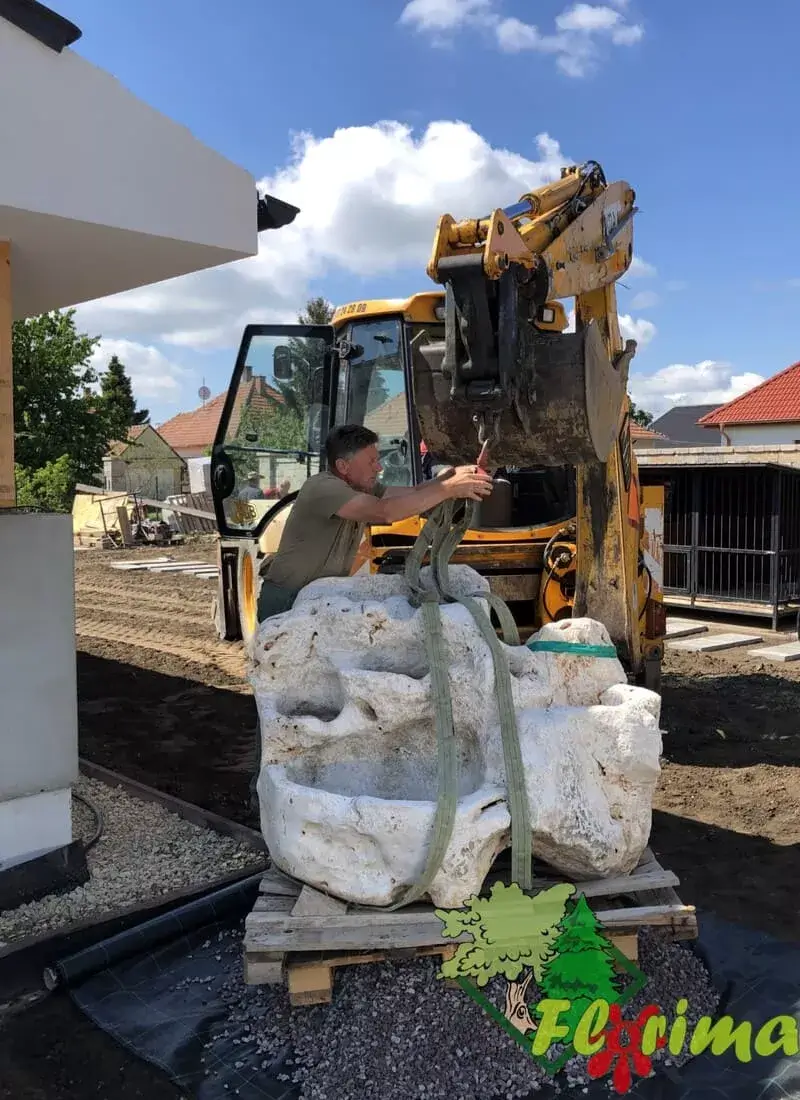 Inštalácia veľkých dekoratívnych kameňov v záhrade