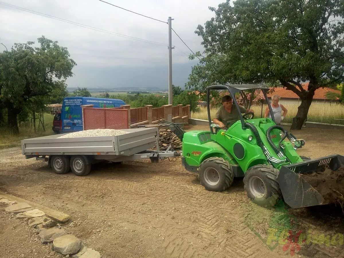 Úprava pozemku a prevoz materiálu s mini nakladačom